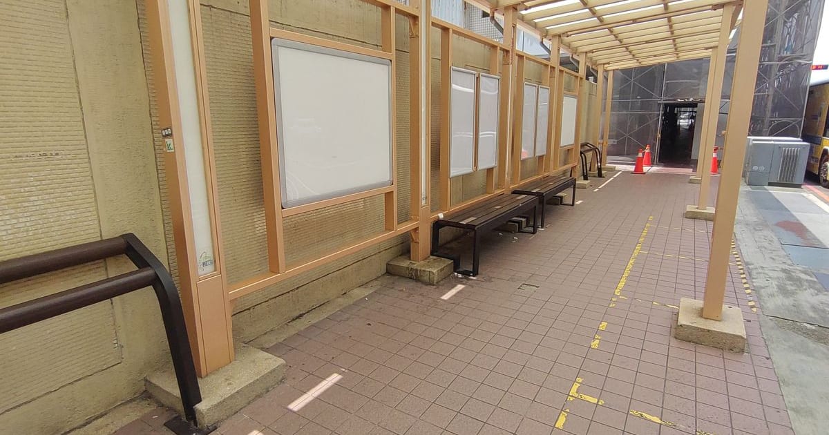 空無一人的公車候車亭，候車座椅與站牌資訊看板
