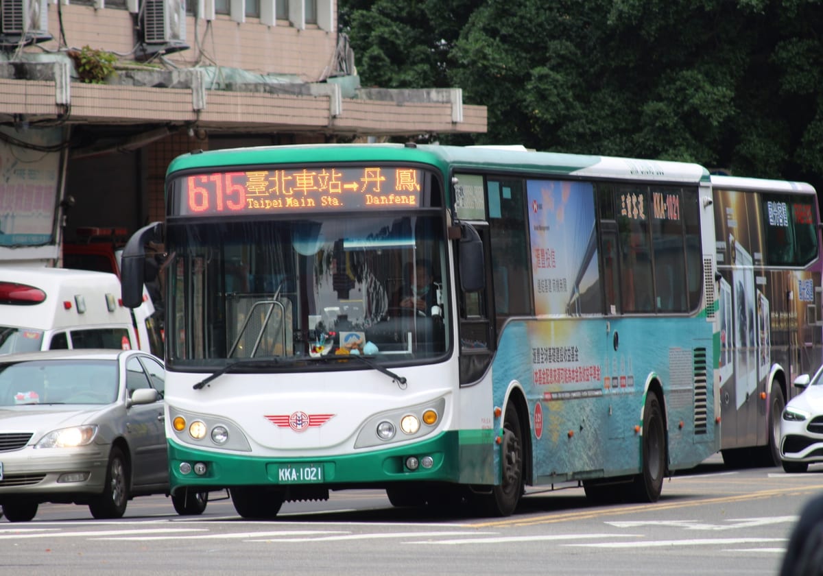 行駛於台北市區街道的市區公車