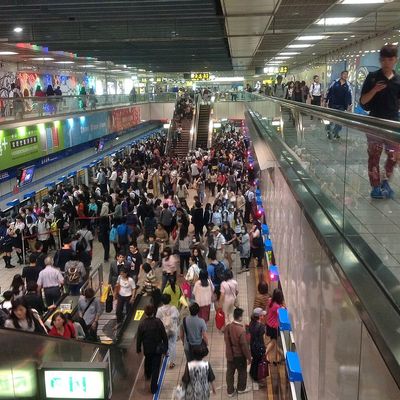 國道客運行駛於道路上