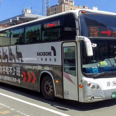 行駛中的國道客運車輛