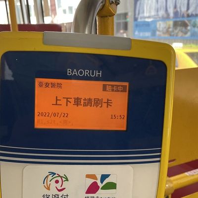 車站前的公車候車亭