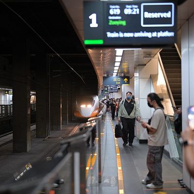 台灣高鐵列車停靠台北車站月台