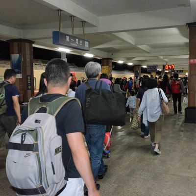 台鐵花蓮車站第一月台深夜提著行李的旅客