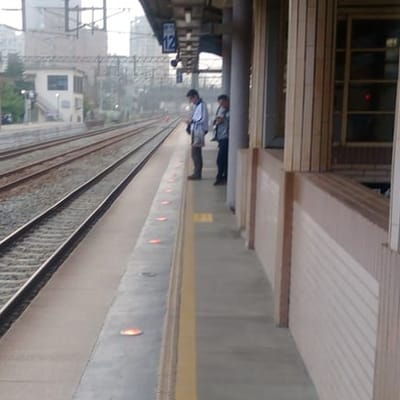 旅客在臺鐵月台等候列車