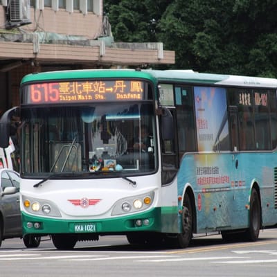 行駛於台北市區街道的市區公車