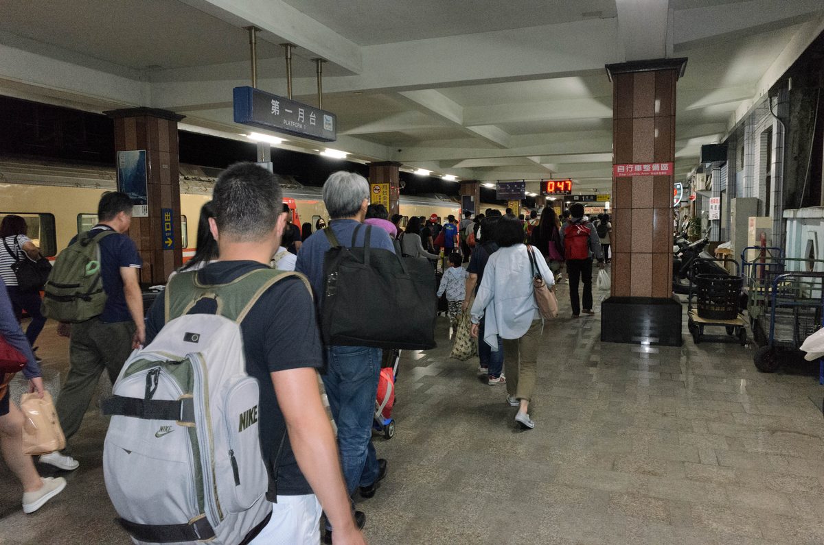 台鐵花蓮車站第一月台，深夜列車進站後旅客提著行李往出口走