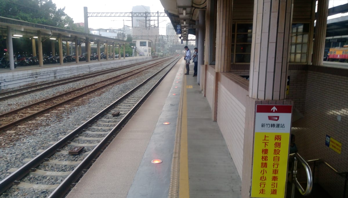 旅客在臺鐵新竹車站第二月台等候列車