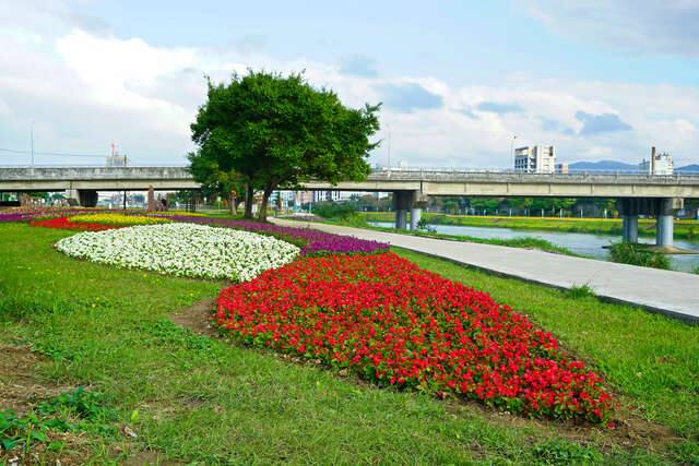 成美右岸河濱公園的官方照片