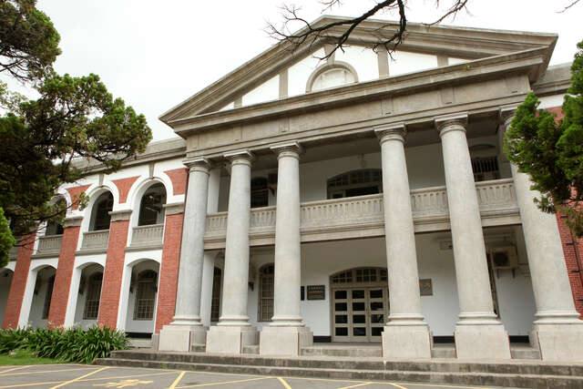 成功大學舊文學院及大成館(原日軍步兵第二聯隊營舍)的官方照片