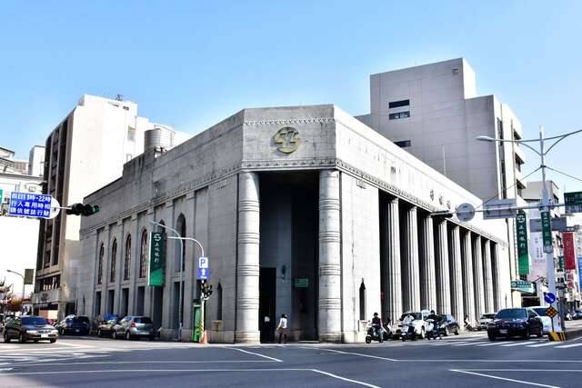土地銀行台南分行(原日本勸業銀行台南支店)的官方照片